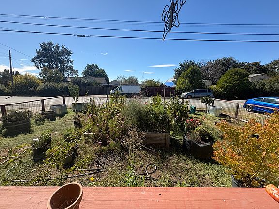 5th image of 2656 Victoria Dr