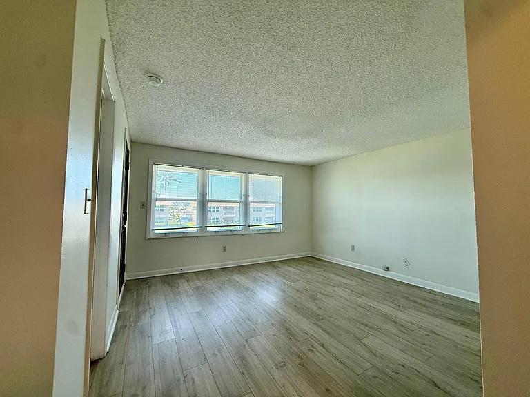 323 Gulfstream Rd — Photo 11