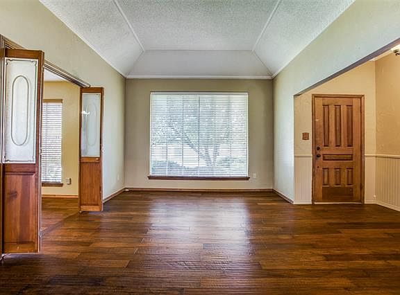 3rd image of 2308 Claridge Cir