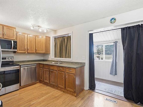 4th image of 95 Summerwood Rd N