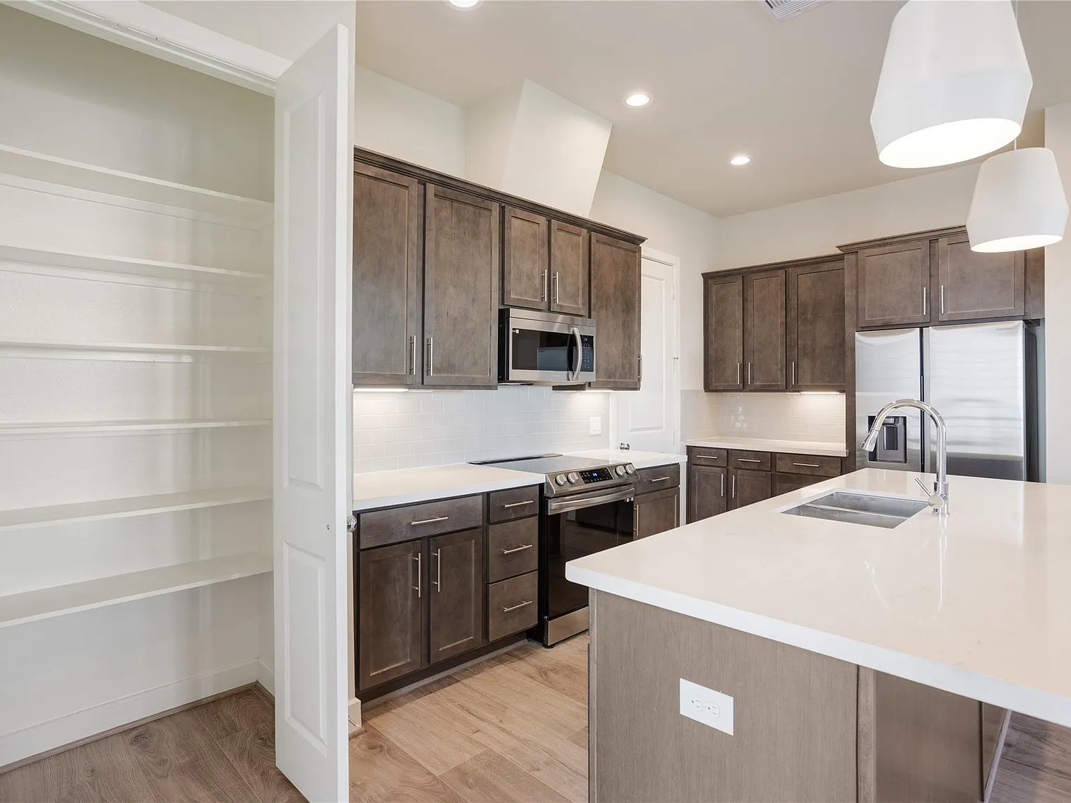 3 bed, 2.5 bath, 1504 sqft, $2,350 — Photo 3