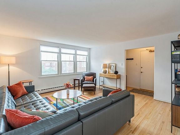 4th image of 2408 W Farragut Ave APT 3B