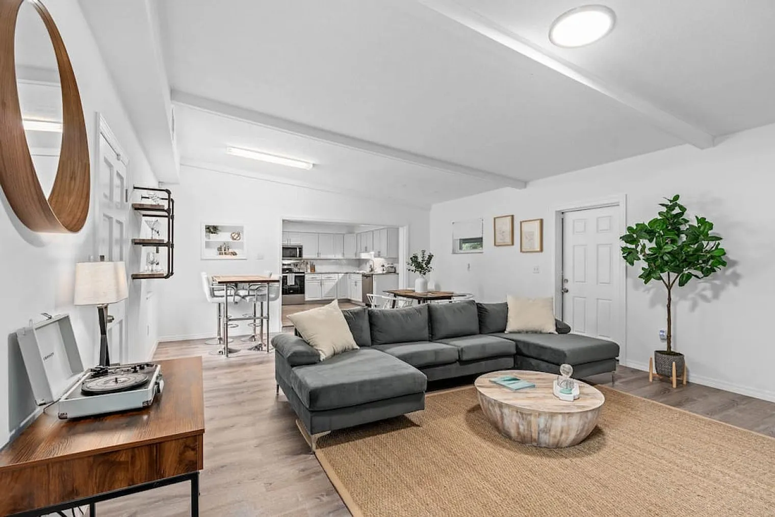 3 bed, 1.0 bath, 19676 sqft, $3,825 — Photo 4