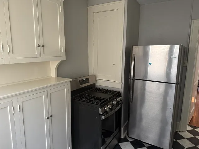 211 E 10th St — Photo 3