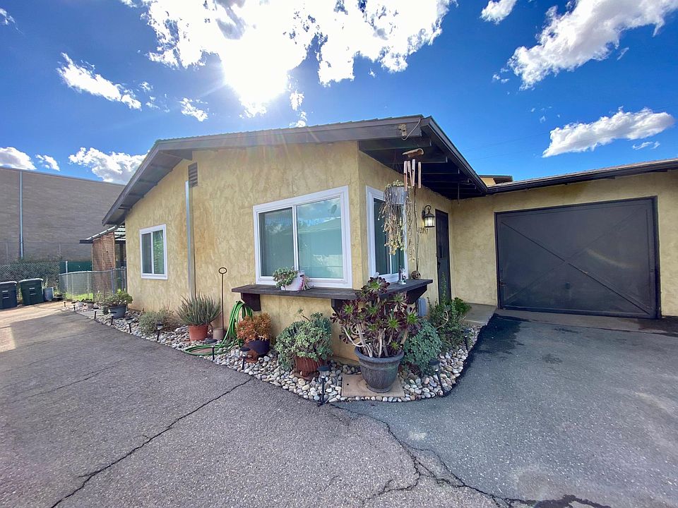 Adorable property in the Heart of Lakeside!
