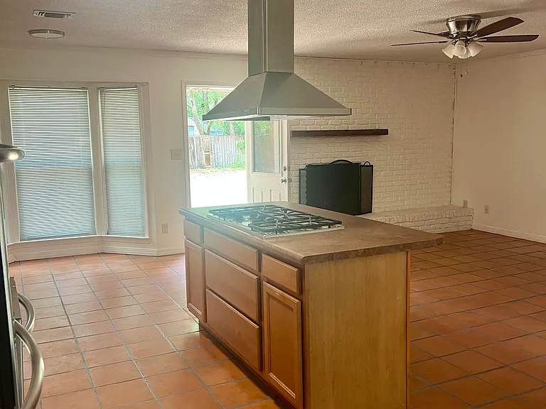 211 Cordoba St — Photo 3