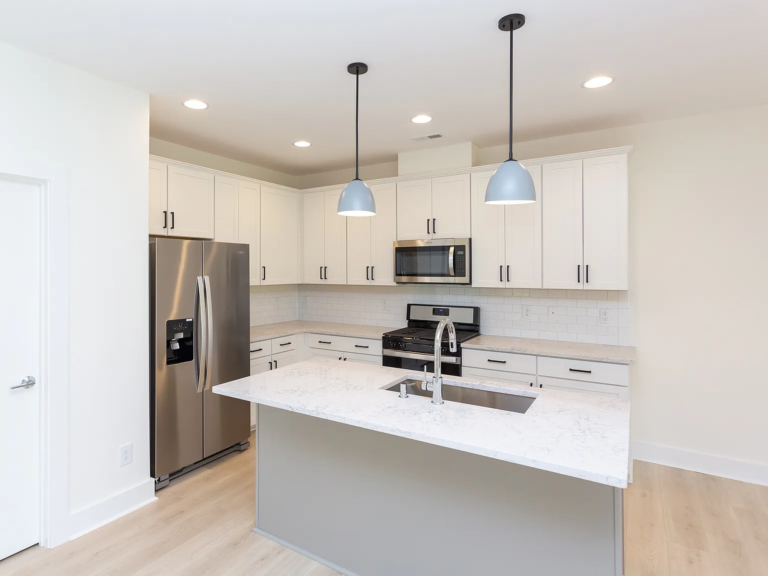 4 bed, 2000 sqft, $4,200 — Photo 4