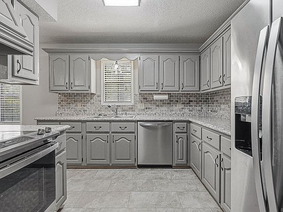 5th image of 902 Live Oak Cir