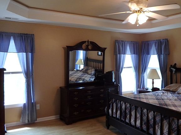 3rd image of 907 Barrington Dr NE