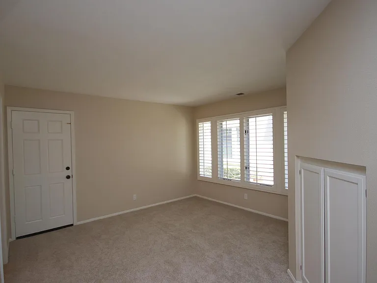 1074 Rocton Dr — Photo 9