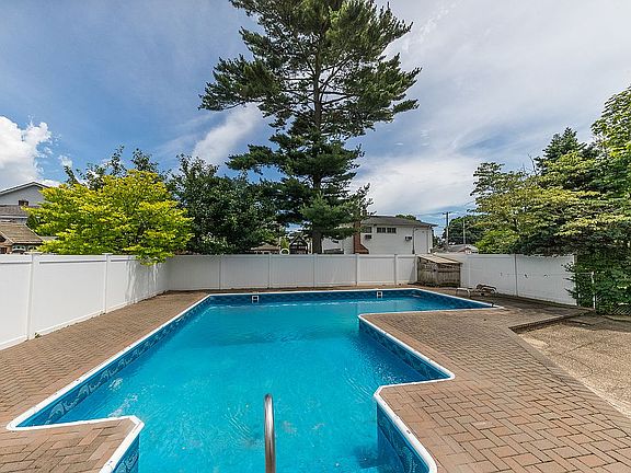 2nd image of 1489 Lakeshore Dr