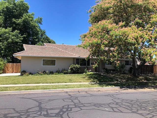 985 Bermuda Dr — Photo 2