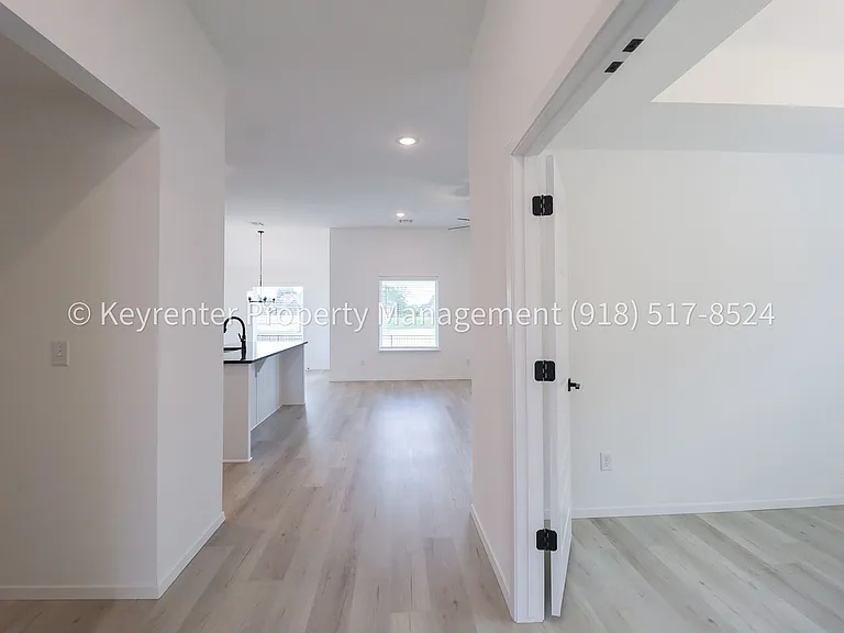 2908 S Redwood Ave — Photo 18