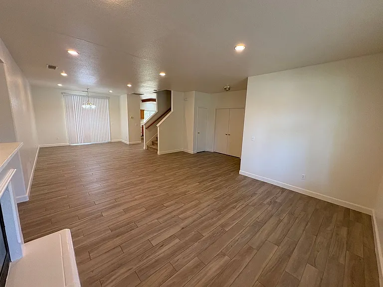722 W James Ct — Photo 26