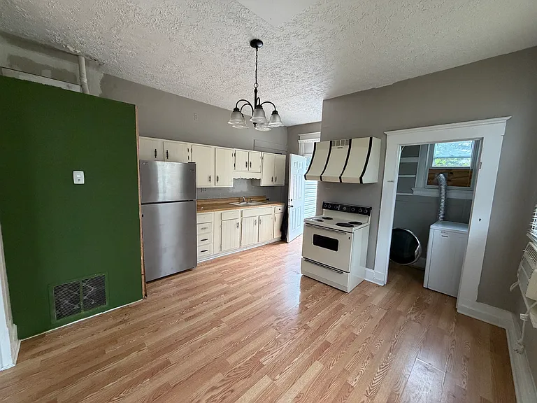 200 E Main St — Photo 2