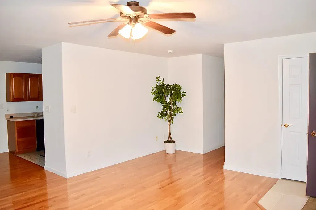 3 bed, 1300 sqft, $2,200 — Photo 3
