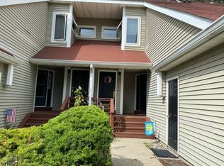 3 Pine Hollow Ct, Oak Ridge, NJ 07438