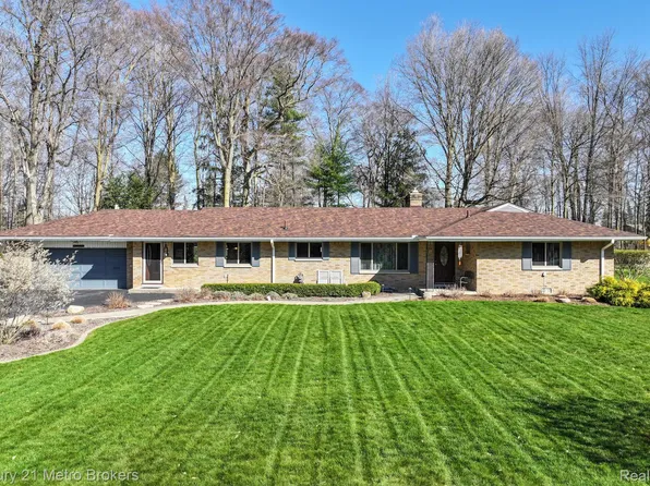 2192 Crestline Dr, Burton, MI 48509