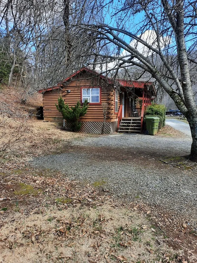 $1,100 - 2 Bedroom / 1 Bath Partially Furnished Log Cabin Near Cherokee — Photo 3