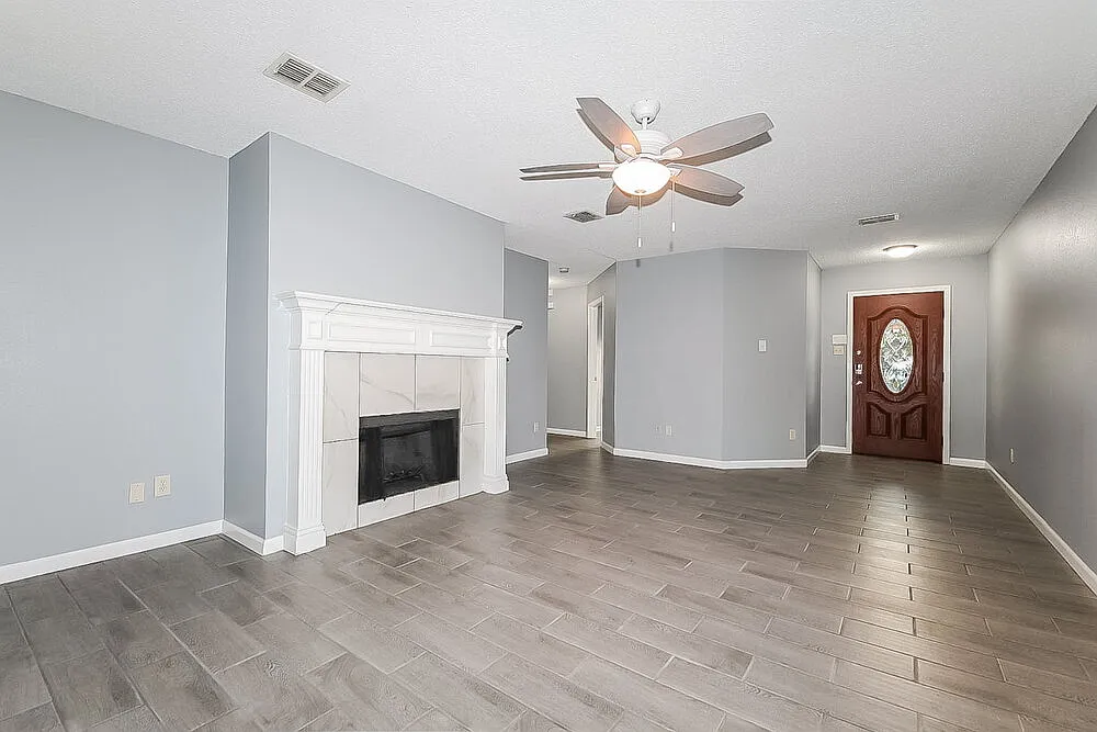 3 bed, 2.0 bath, 1454 sqft, $2,065 — Photo 3