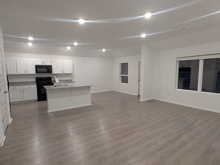 1405 E Latium St — Photo 3