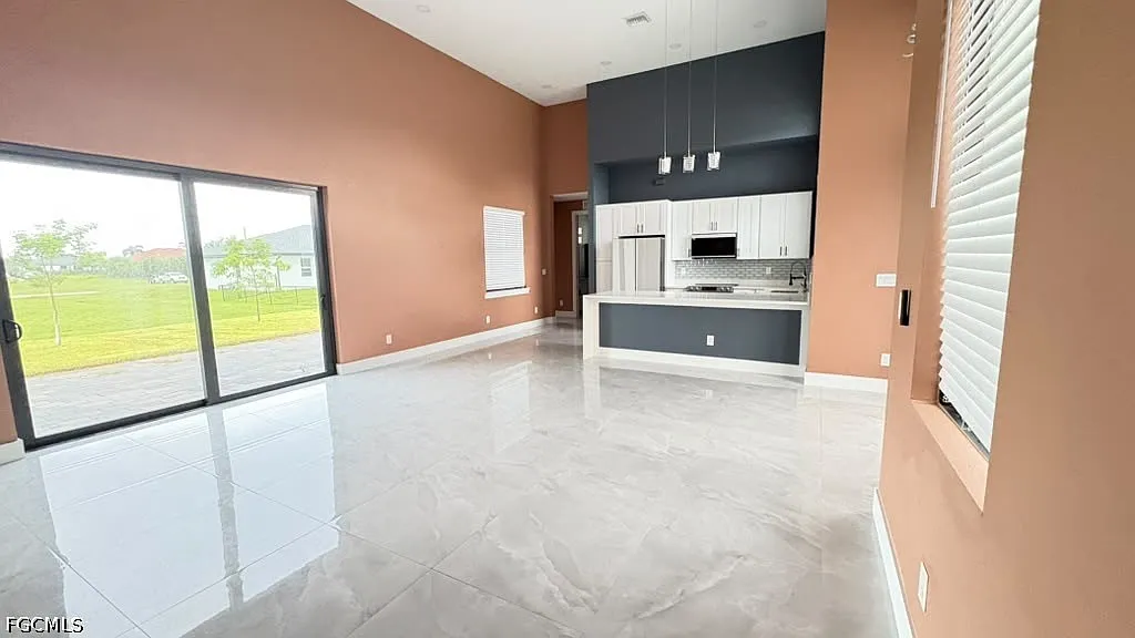 3 bed, 2.0 bath, 1641 sqft, $2,300 — Photo 4