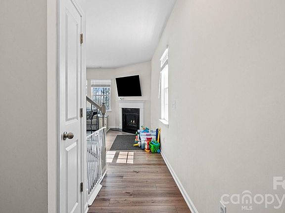 4th image of 224 Eden Ave