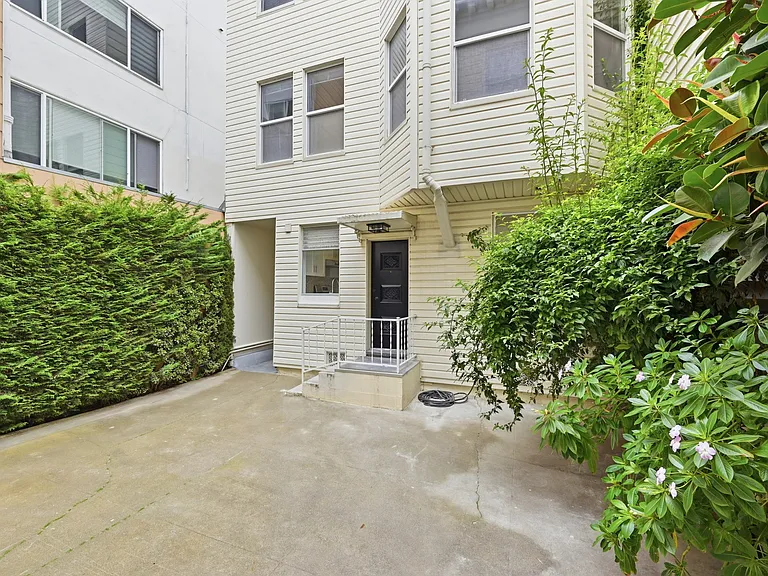 Courtyard view of 1539B entrance