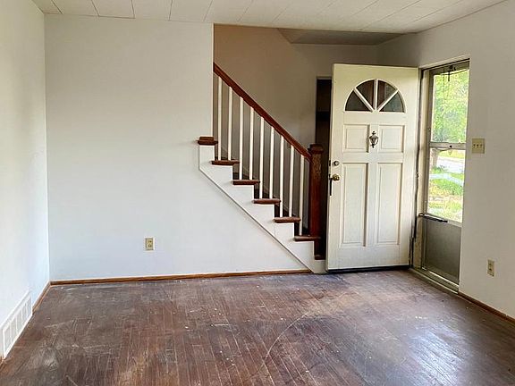 3rd image of 131 New St