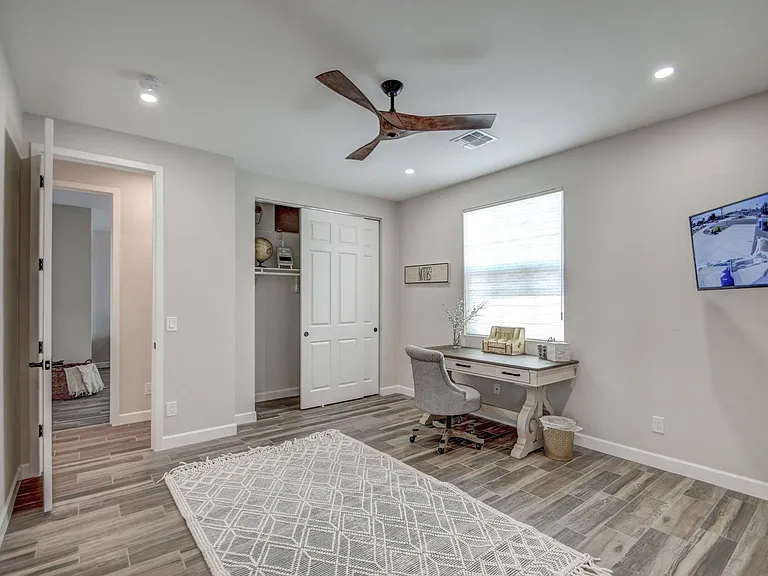 3216 E Sunnyside Ln — Photo 26