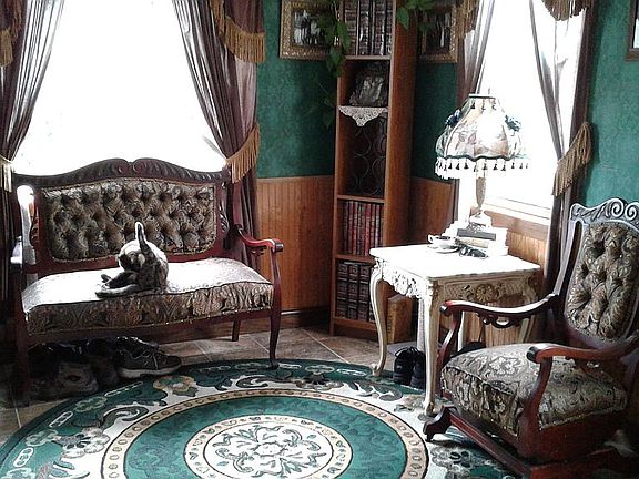 Foyer/sitting room 