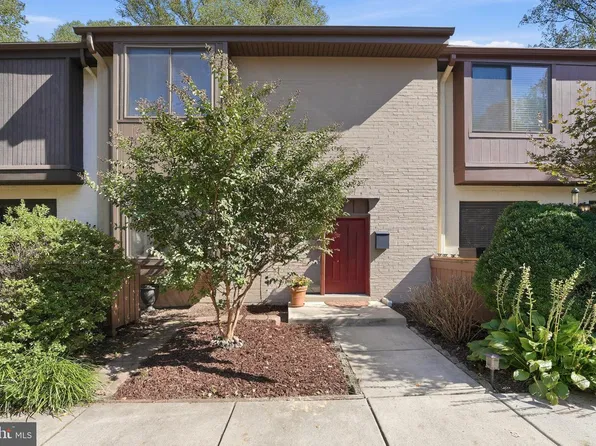 2053 Golf Course Dr, Reston, VA 20191