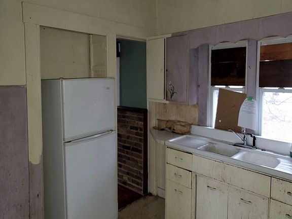 4th image of 113 N Green St