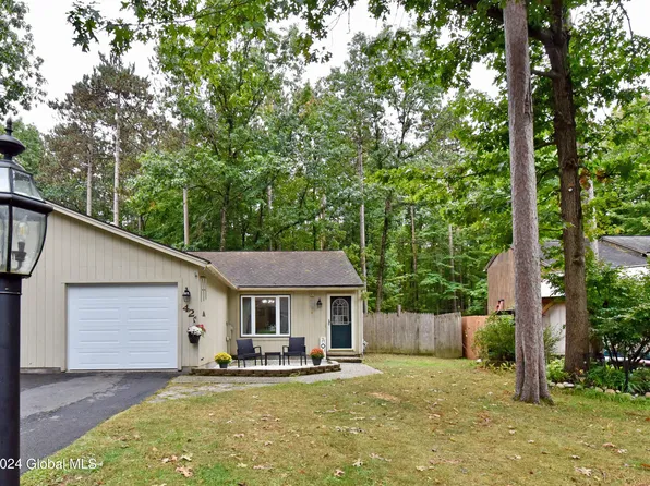 42 Arrowwood Pl, Malta, NY 12020