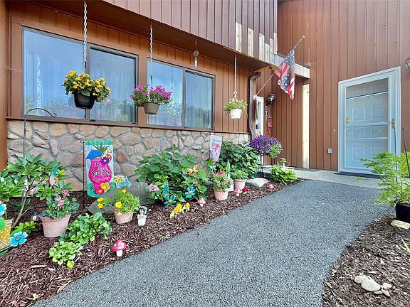 3rd image of 212 Falcon Court