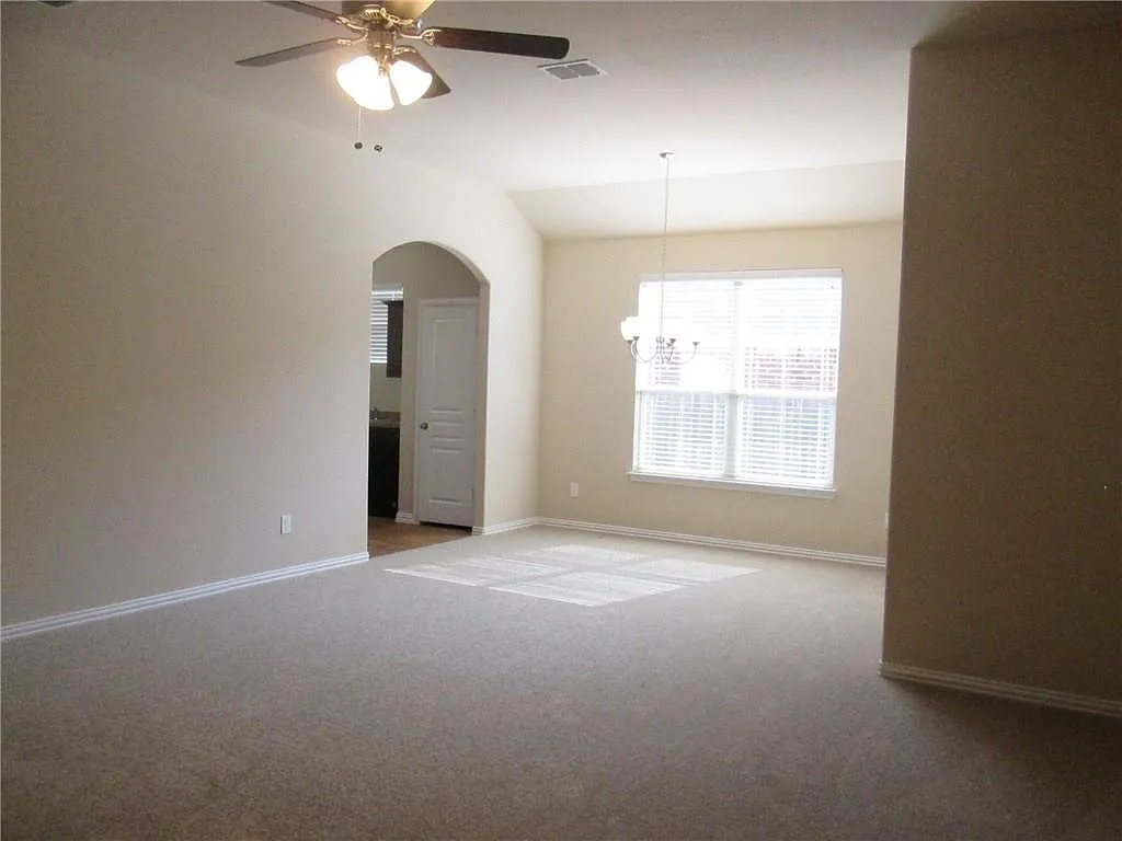 Great 4 Bed 2 Bath in Fort Worth — Photo 4