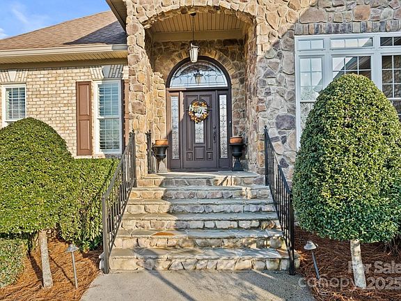 4th image of 1076 Fox Chase Dr