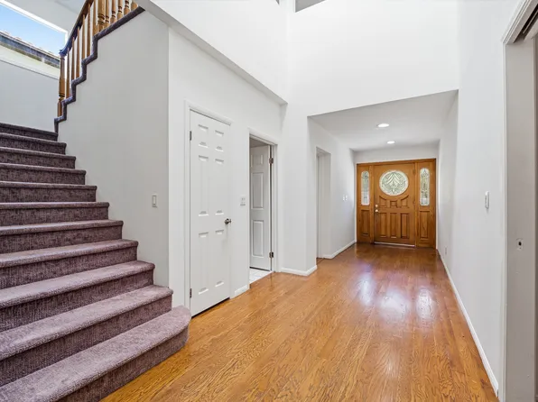 19251 Oxnard St, Tarzana, CA 91356