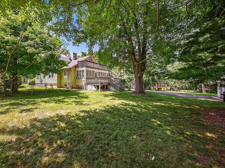 4 Thurston Ave — Photo 33