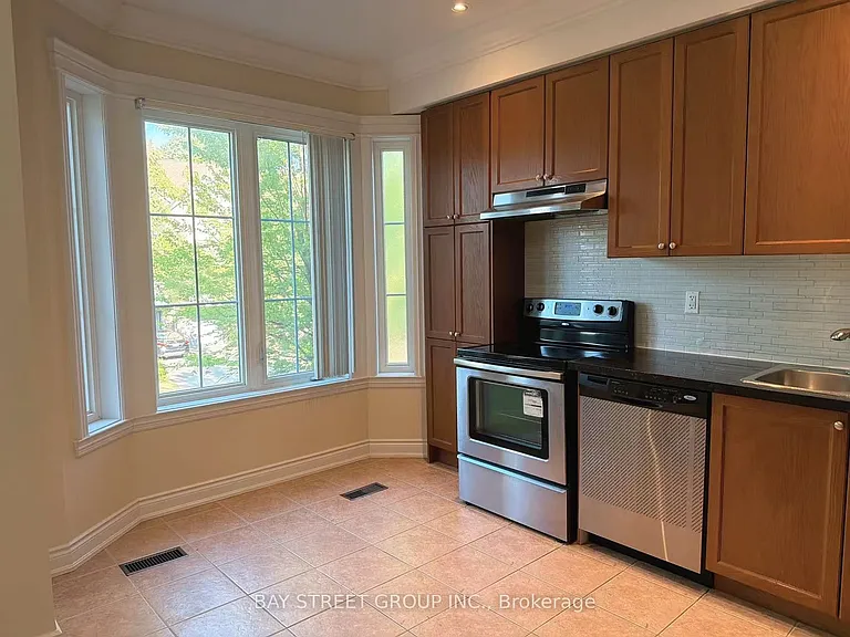 142 Hall St — Photo 2