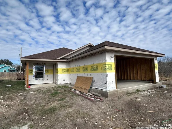 808 W Bates, Beeville 78102