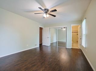 1410 Huntington Dr, Mundelein, IL 60060