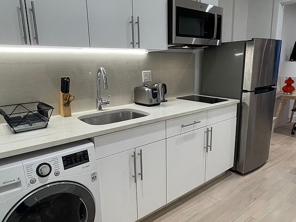 3rd image of 111 E 39th St APT 1F