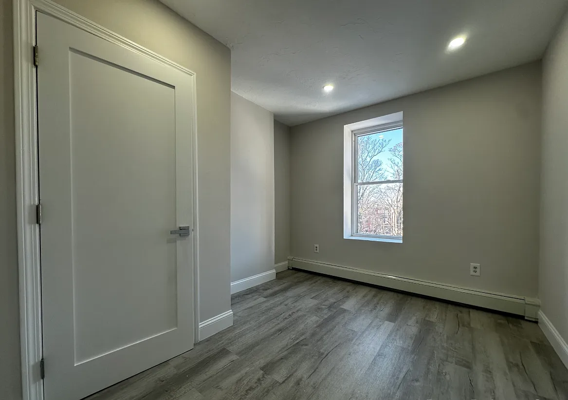 3 bed, 9999 sqft, $3,000 — Photo 3
