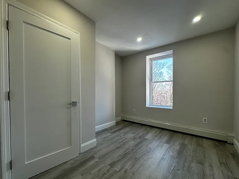 90 Hammond St #4F — Photo 3