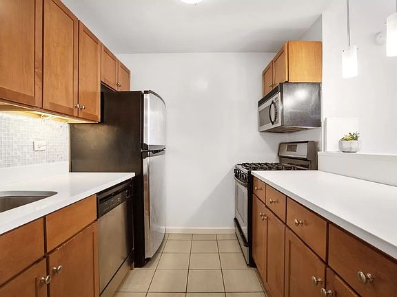 4th image of 520 W 23rd St APT 10C