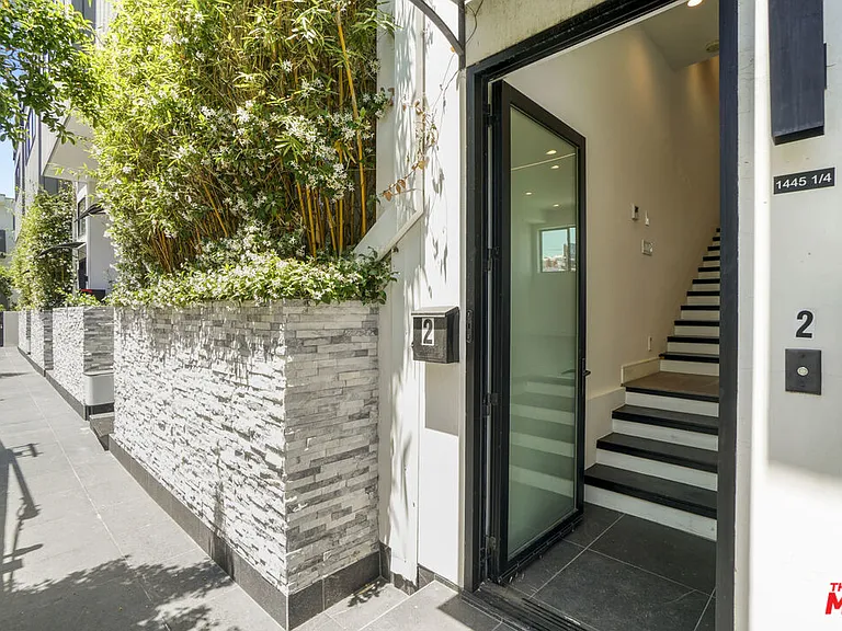 1447 N Martel Ave #4 — Photo 14