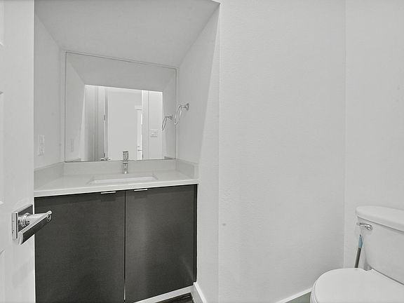 5th image of 2523 Hollister St