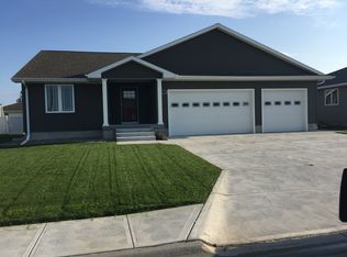 822 Sun Valley Pl, Grand Island, NE 68801
