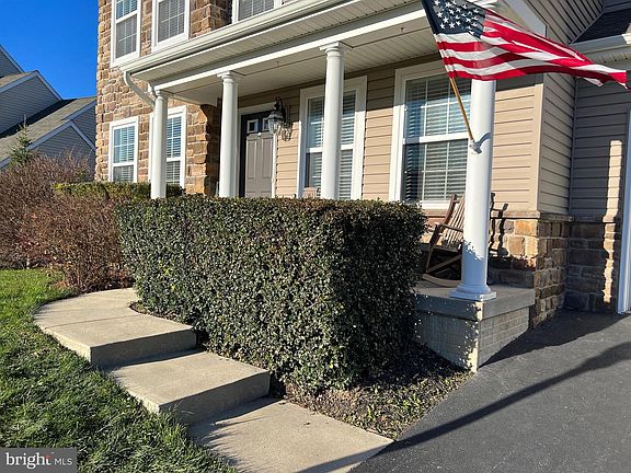 3rd image of 105 Surrey Ln